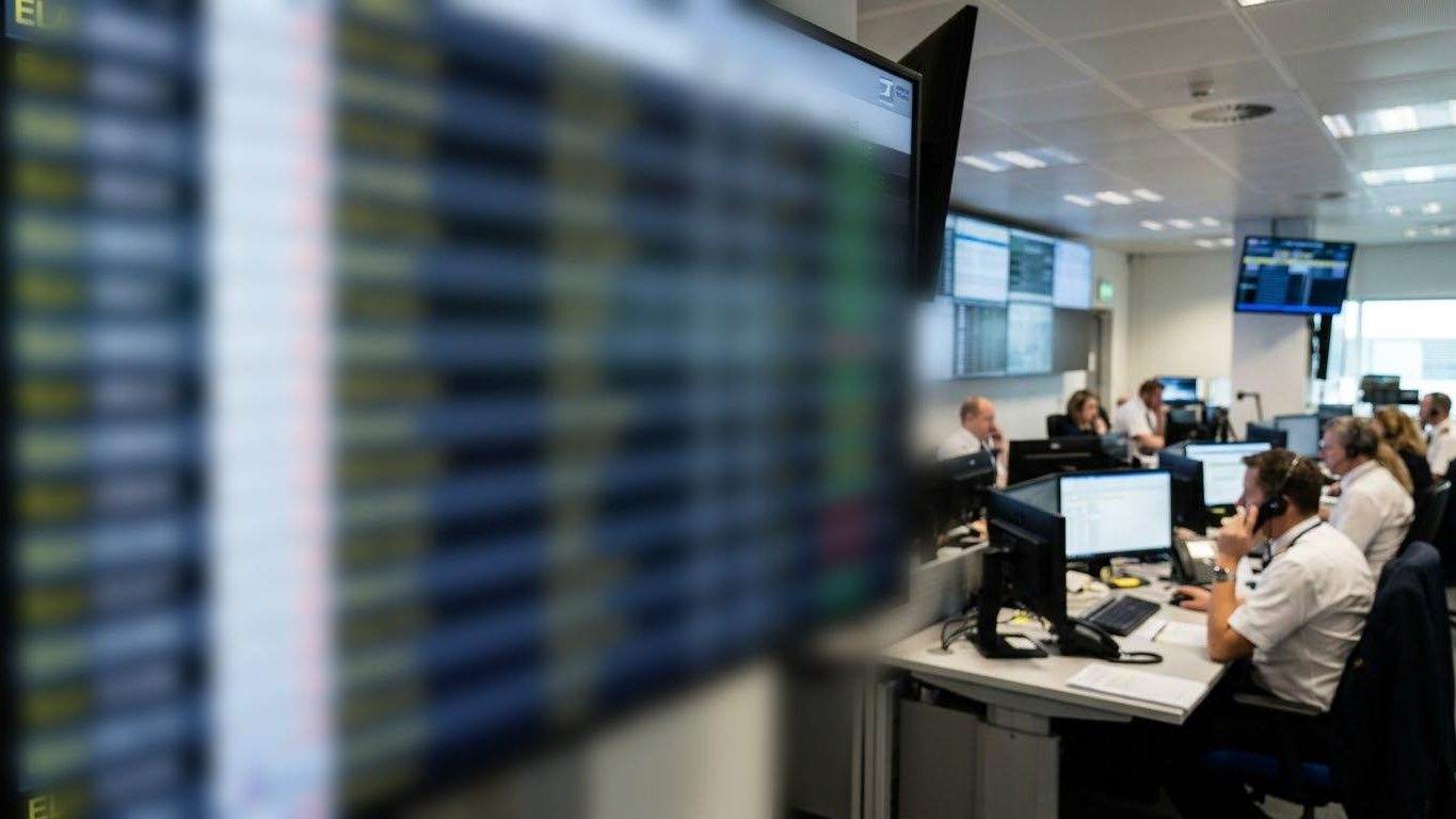 Panel de programacion de vuelos en un centro de operaciones aeroportuarias